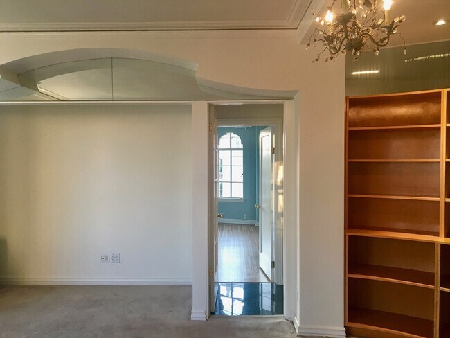 Building Photo - Spacious View Condo on Lafayette Park in I...