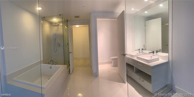 Building Photo - 2 br, 3 bath  - 650 NE 32nd St Unit 1704