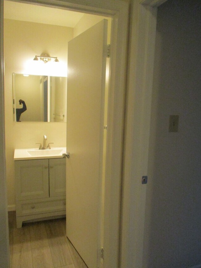 Foto del edificio - Northampton School District spacious end unit townhome located in the Borough of Bath featuring s...