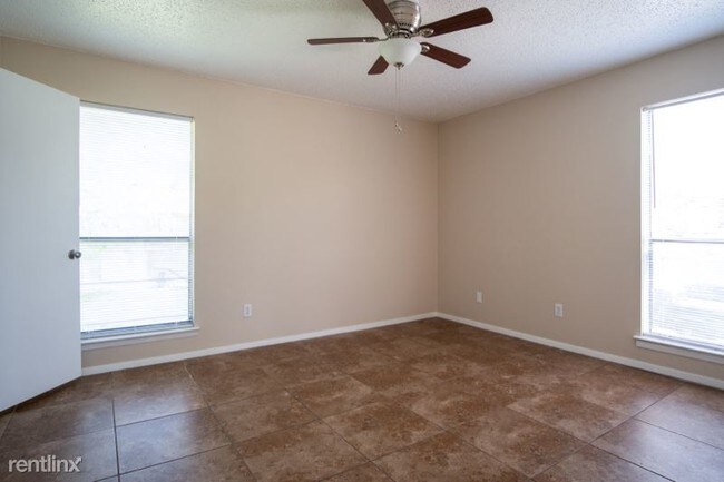 Building Photo - 107 Fenway Loop