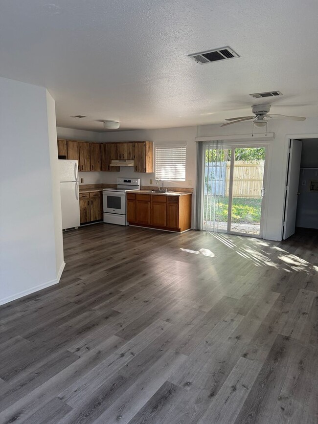 Foto del edificio - Stylish 2BR Cocoa Rental with Open Layout & Easy Commute