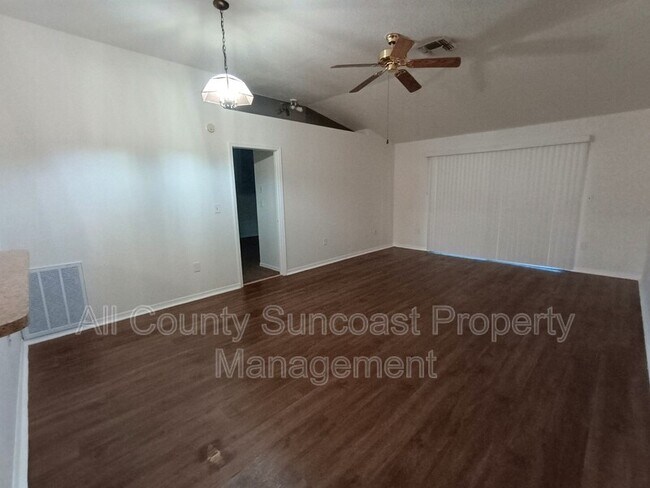 Foto del edificio - 11922 117th St N