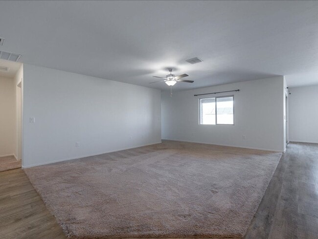 Foto del edificio - Spacious 4-Bedroom Home with Open Layout & Turf Backyard