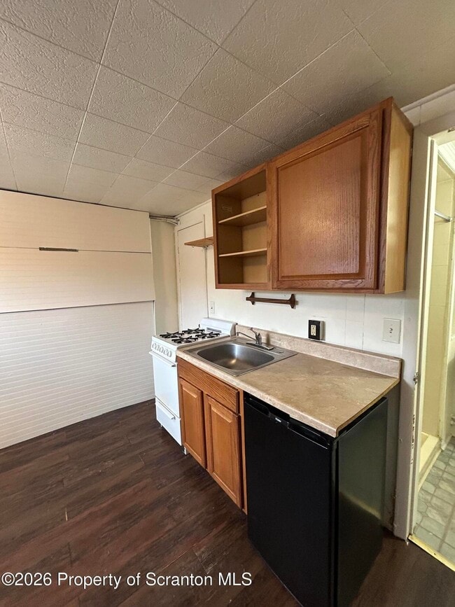 Building Photo - 1395-1395 Old Trail Rd