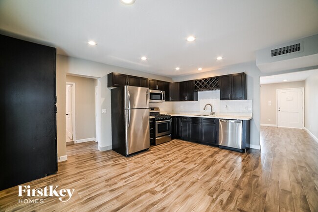 Foto del edificio - 3136 E Larkspur Dr