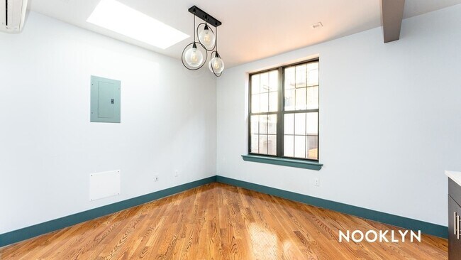 Foto del edificio - 530 Driggs Ave