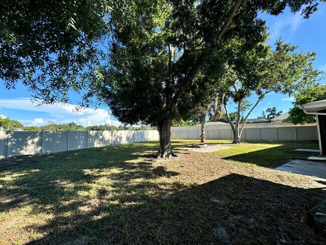 Foto del edificio - 2/2 with Fenced Yard, Garage and Laundry, Available Now!