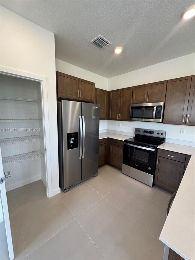 Foto del edificio - 196 NE 13th Ave