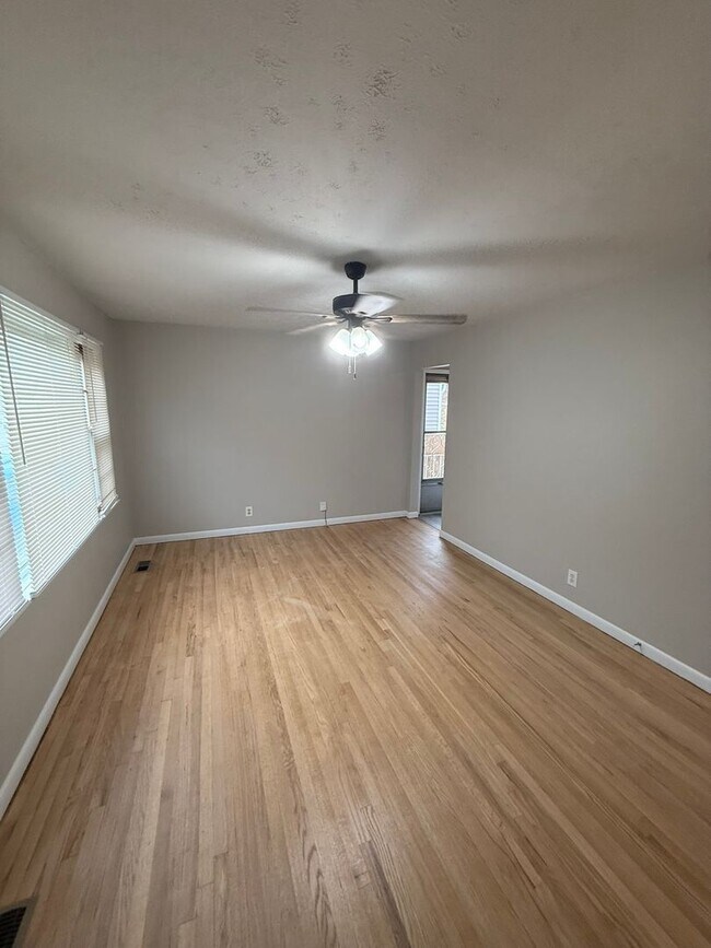 Foto del edificio - NEW RENTAL!  $1600 per month, Charming 3 bedroom, 1 bath House with fenced backyard! Heart of Sou...