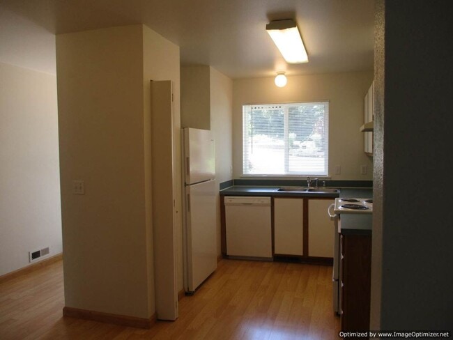 Foto del edificio - 2 Bedroom, 1.5 Bathroom Townhouse in Port ...