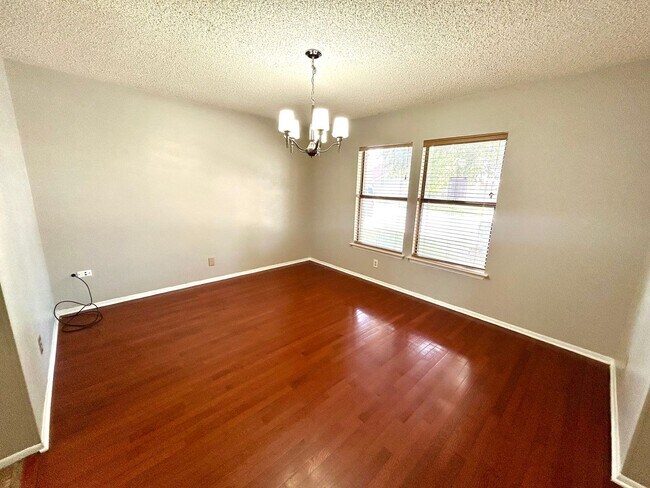 Foto del edificio - *MOVE IN SPECIAL* Energy-Efficient 4BR Home w/ Solar Panels, Loft & Backyard Oasis!