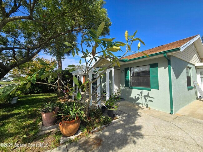 Building Photo - 484 Poinciana Dr