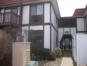 Building Photo - 13 Skyline Dr