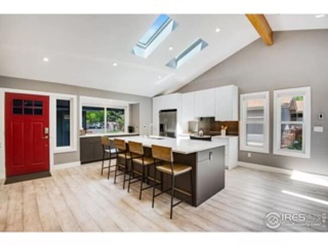 Building Photo - Recently Renovated and Updated 5 BR Townho...