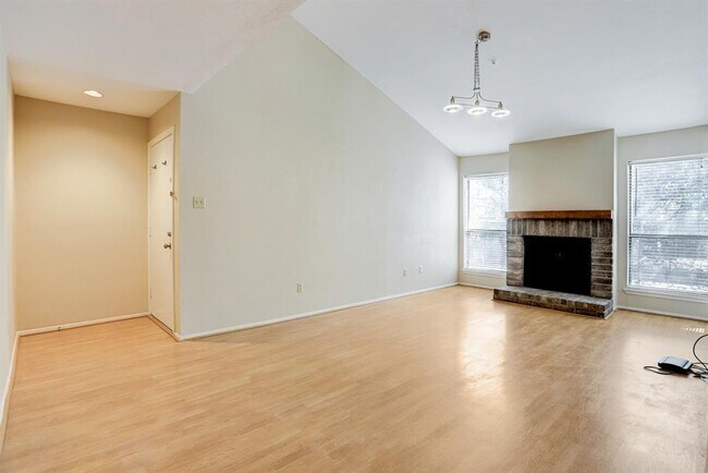 Foto del edificio - 7950 N Stadium Dr