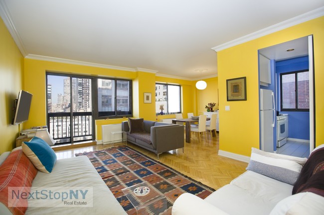 Building Photo - 350 E 72nd St
