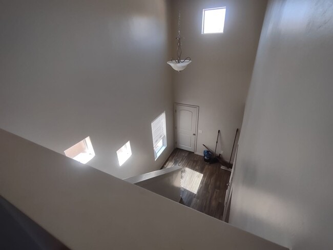 Building Photo - Spacious 4 Bedroom Home!