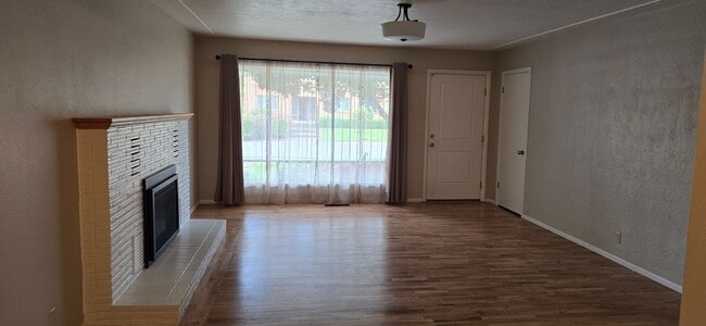 Building Photo - Well Maintained, Centrally Located 3 Bedro...