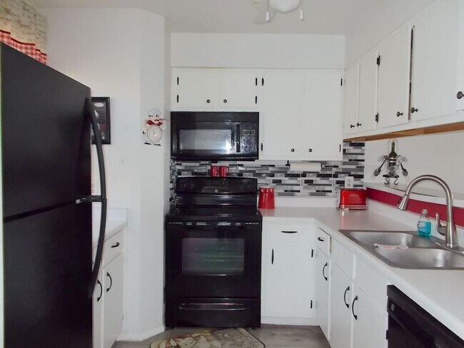 Building Photo - 2 Bed / 2 Bath Fully Furnished Condo – Top...