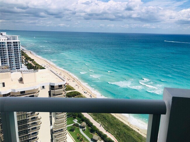 Foto del edificio - 6365 Collins Ave