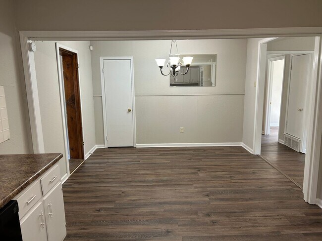 Building Photo - 8267 Oakbrook Dr