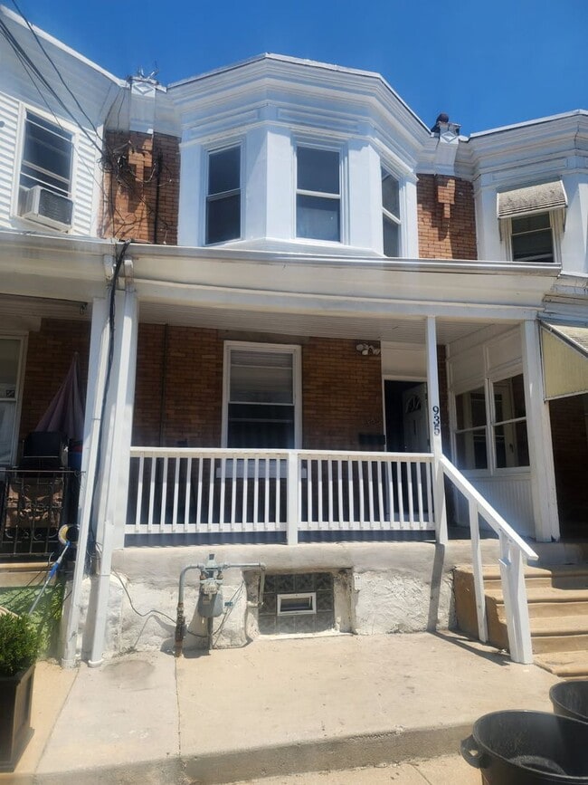 Building Photo - 935 Maple Terrace