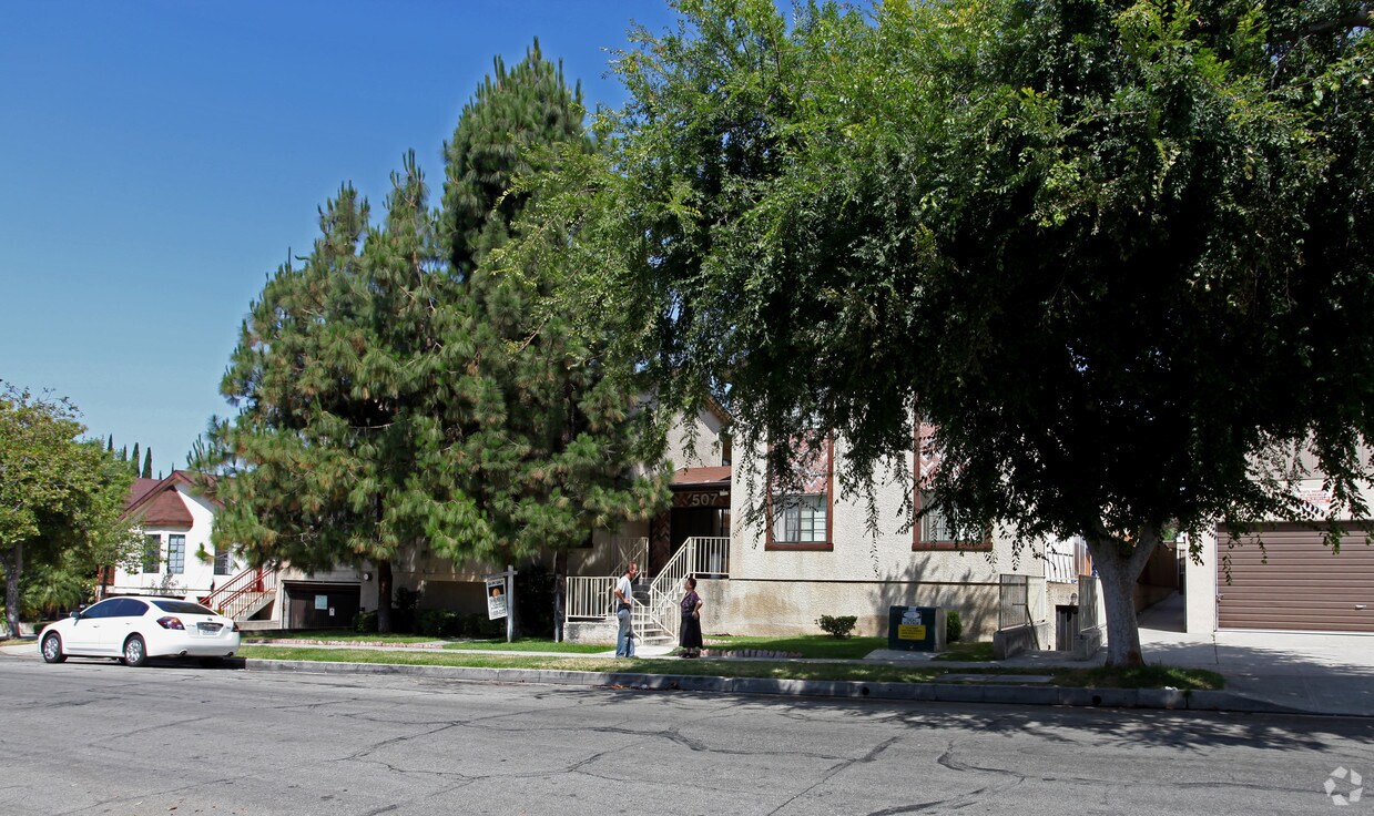 Building Photo - 507 E Cedar Ave