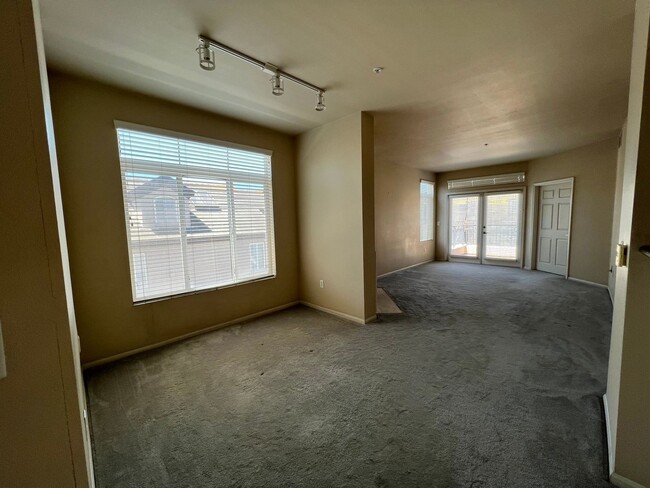 Foto del edificio - 2 bed 2 bath condo with laundry, A/C and f...