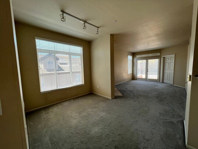 Foto del edificio - 2 bed 2 bath condo with laundry, A/C and fireplace! Heart of Banker's Hill!