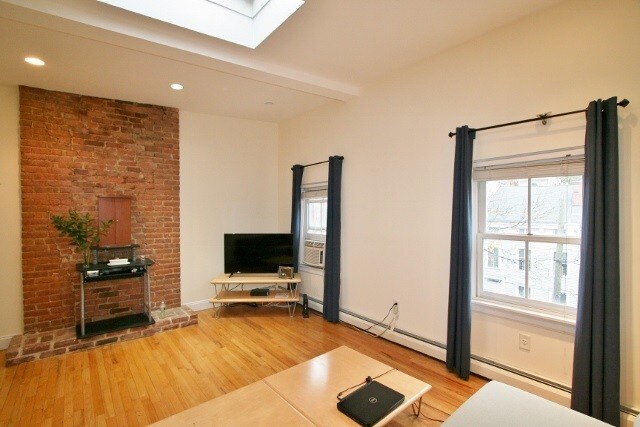 Building Photo - 142 Sussex St