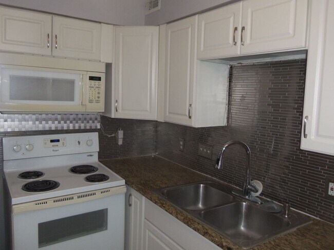 Foto del edificio - Cute condo off Riverside. Close to downtown