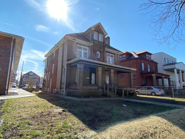 Building Photo - 165 E 12th Ave