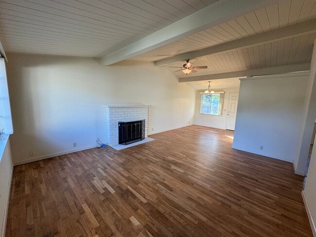 Building Photo - Charming Seaside Home on Quiet Cul-de-Sac