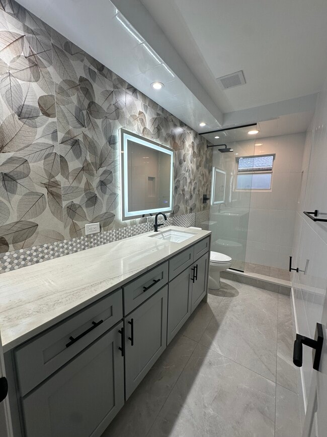 Hall Bath - 3014 W Arch St
