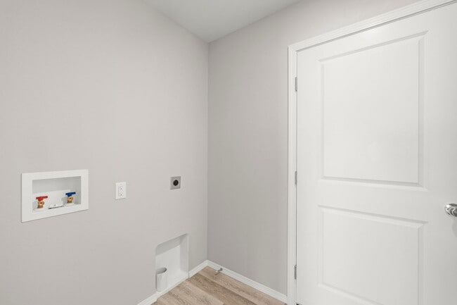 Foto del edificio - 4 bedroom home with a fenced in yard!