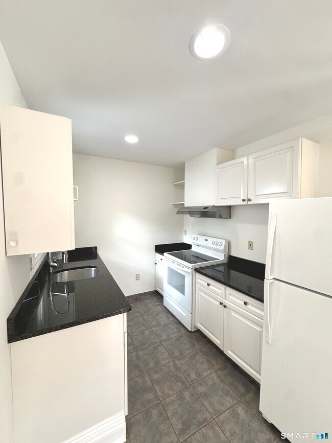 Building Photo - 93 New Canaan Ave