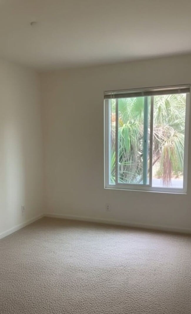 Building Photo - Great 2 story 3bd/1.5 bath townhome