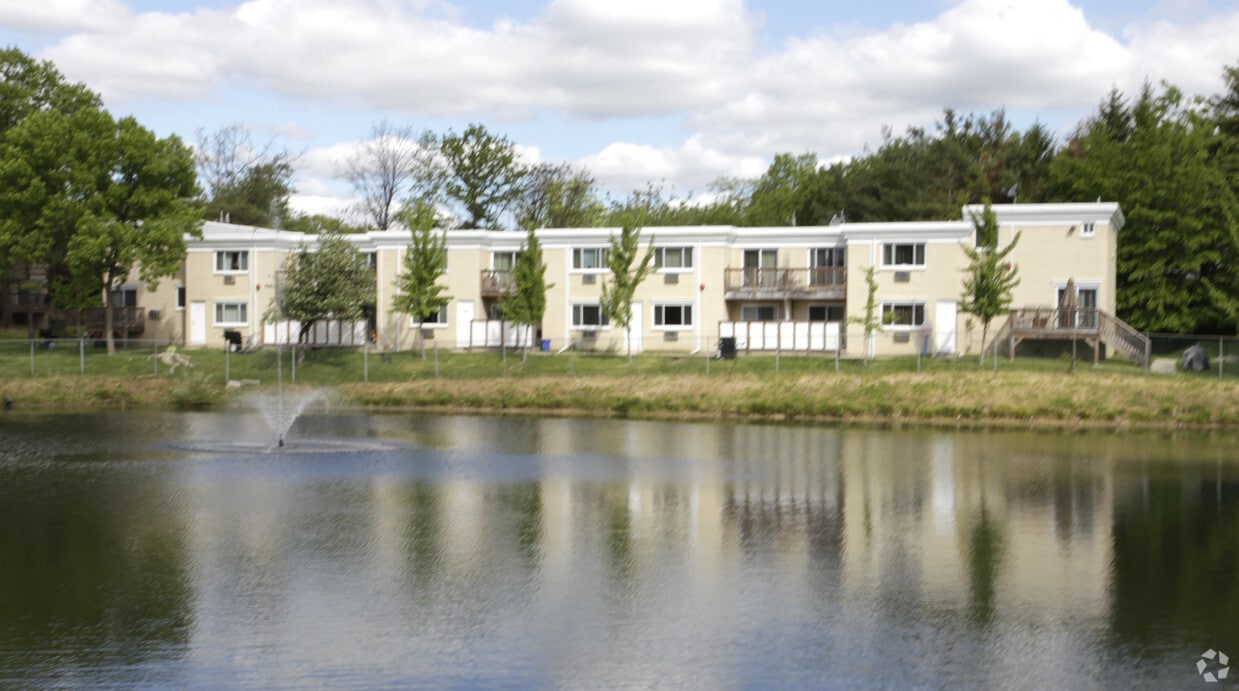 Building Photo - Lake Estates