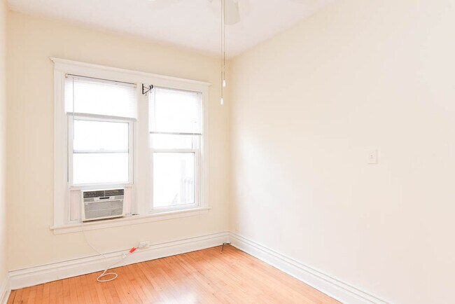 Foto del edificio - 1721 W Nelson St
