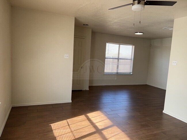 Foto del edificio - 915 McDaniel Cir