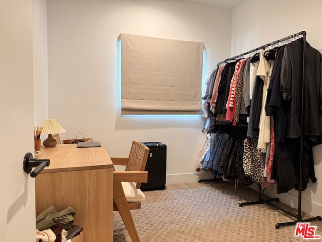 Building Photo - 914 7th St