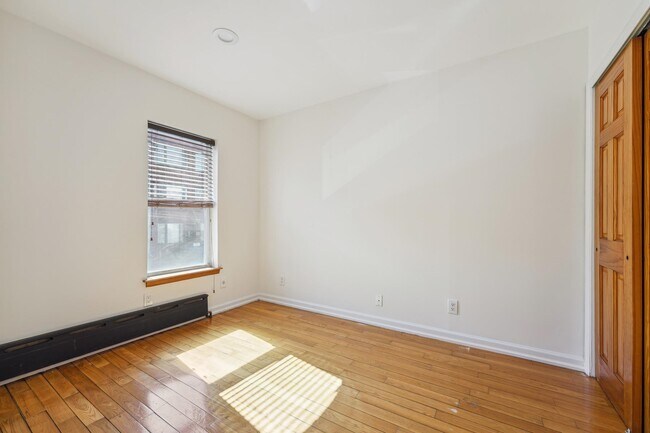 Building Photo - 108 Hutton St
