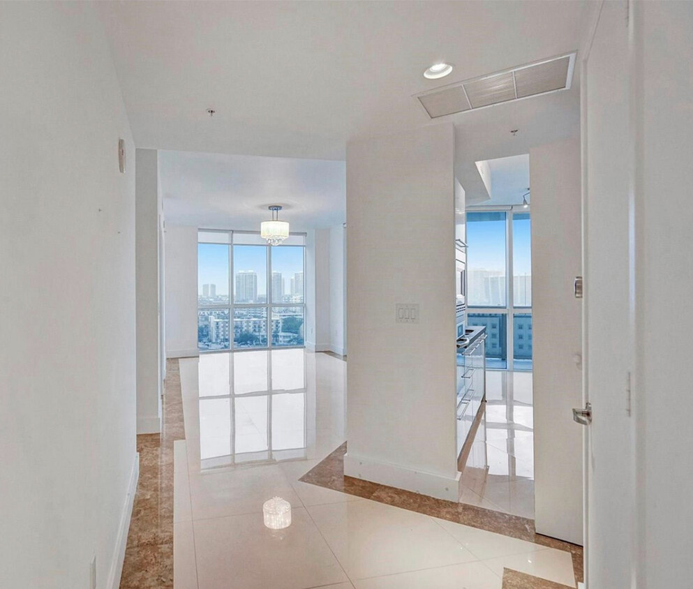 Foto principal - 18201 Collins Ave