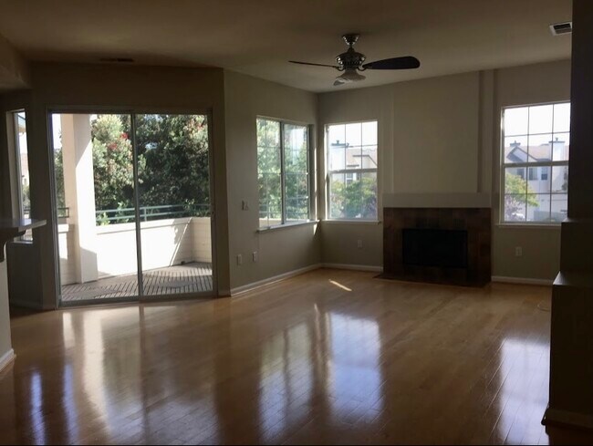 Open Floor Plan with balcony - 2134 Sand Dollar Dr