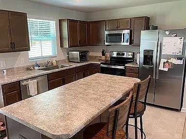 Building Photo - 4 Bedrooms 2.5 Bathrooms