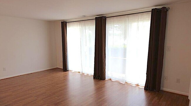 Building Photo - 1645 Arlyn Cir