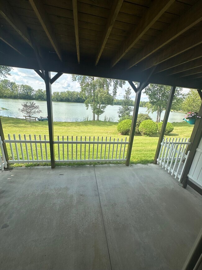 Foto del edificio - 1002 Lakeshore Dr