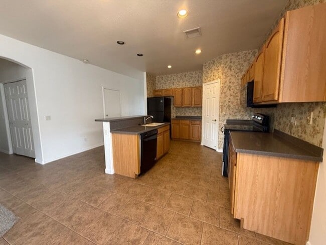 Building Photo - 3 Bed 2 Bath Available Now!! Contact Prope...