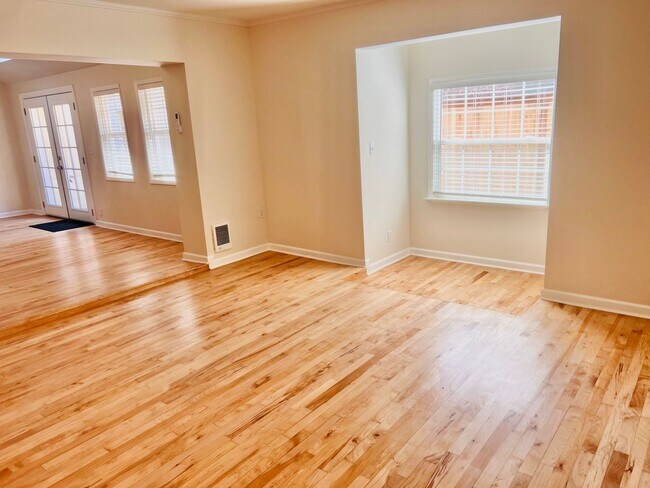 Foto del edificio - Must See Stunning Updated 3BR/2BA Home Available Now!