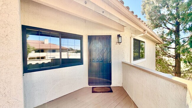 Foto del edificio - Beautifully Remodeled and Updated Upstairs Condo Unit in the Private & Gated Vista Way Village Co...